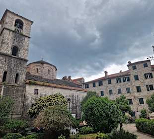 Platz mit Kirche und Park