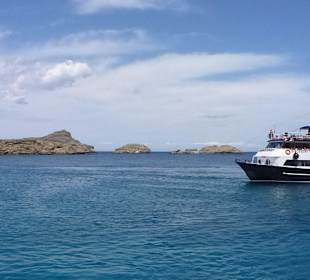 Ein Schiff verläßt Lindos Hafen