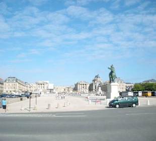 La piazza antistante l'ingresso
