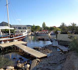 Überfahrt über den kleinen Bach nach Messonghi