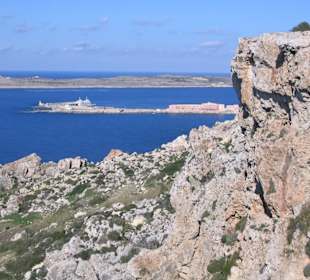 Blick auf Fährhafen Cirkewwa und Insel Gozo
