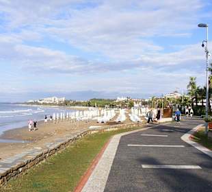 Strandpromenade bei Side mit Blick auf Kumköy