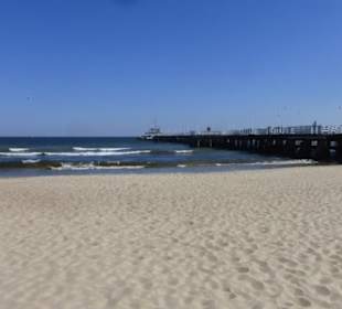 Der Sandstrand von Sopot mit Seebrücke