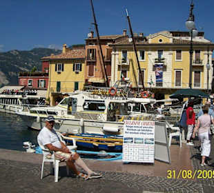 Hafen mit Ausflugsbooten