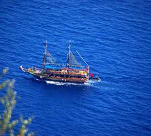 Unten sind die Ausflugschiffe