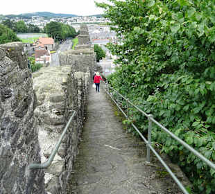 Auf der Stadtmauer in Conwy