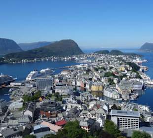 Blick hinunter auf Alesund