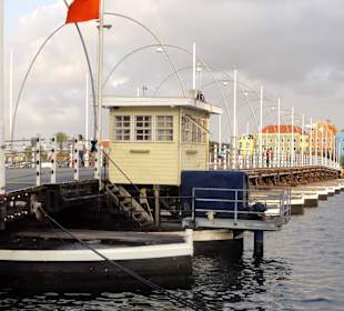 Brückenwärterhaus mit Fahne und Schwimmkörpern