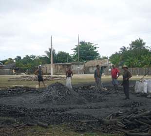 Holzkohlemeiler in Santa Lucia