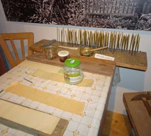 Umwickeln der Schiefergriffel mit Papier