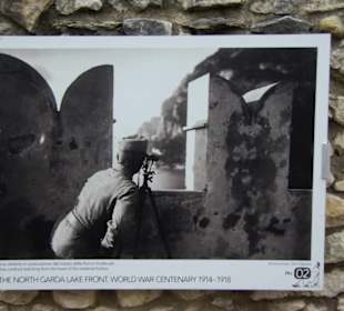 Alte Kriegsbilder Mauer ist heute noch da