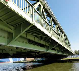 Die Drehbrücke Nordschleuse von der Wasserseite