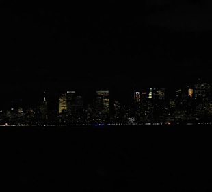 Manhatten- Skyline vom Wasser bei Nacht