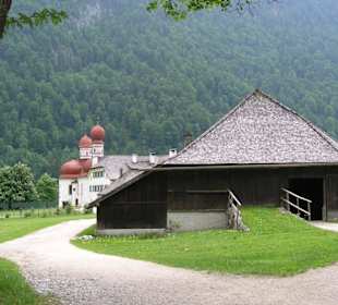 Kirche im Hintergrund