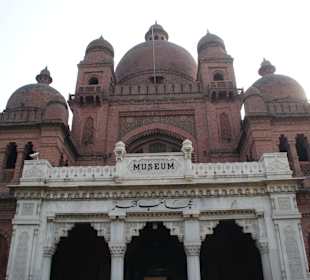 Eingangsportal des Lahore Museum