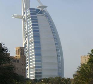 Eingebunden in eine Parkanlage