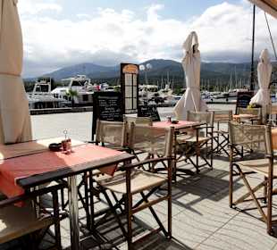 Sonnige Plätze direkt am Kai