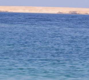 Blick auf das offene Meer vom Strand