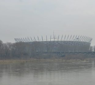 Blick von Świętokrzyski Brücke auf Fußballstation