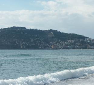 Strand mit Brandung