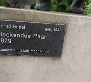 Elbuferpromenade: Hockendes Paar bzw. Junges Paar