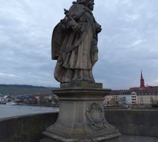 Die erste Statue auf der linken Brückenseite