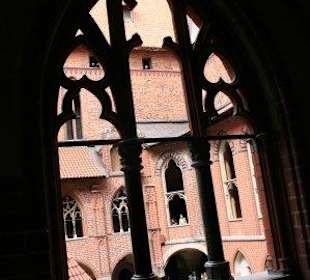 Blick durch ein gotisches Fenster