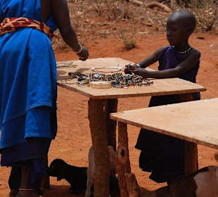 Die Tische für den Massai-Schmuck