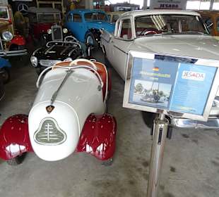 In der Haupthalle des Jesada Fahrzeug Museums