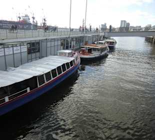 Barkassen, diese fahren auch in die Speicherstadt