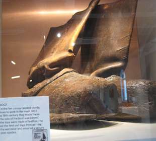 Schuhe der Torfarbeiter: unten Holz, oben Leder