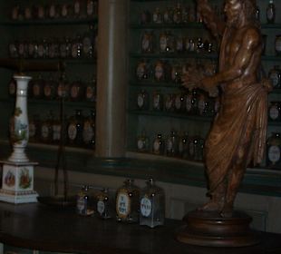 Alter  Apothekenschrank