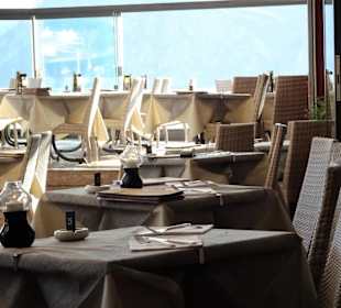 Blick auf die Tische des Restaurants