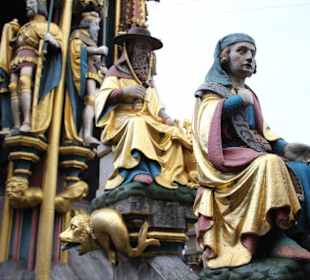 Figuren im Schönen Brunnen