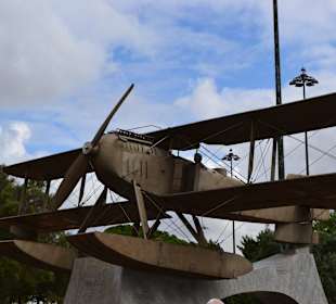 Samolot przy Torre de Belem