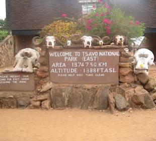 Safari Eingangsportal Tsavo Ost Park