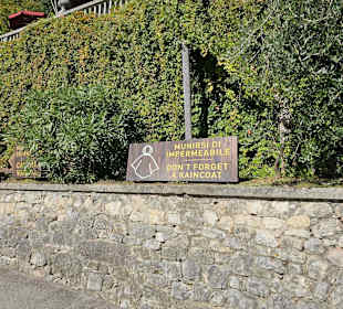 Parkplätze und Zugang zu den Grotten