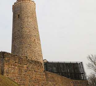 Bergfried und Mauer