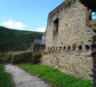 Alte Gebäudemauern der Burg
