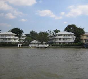 Alte Häuser am Chao Phraya River.