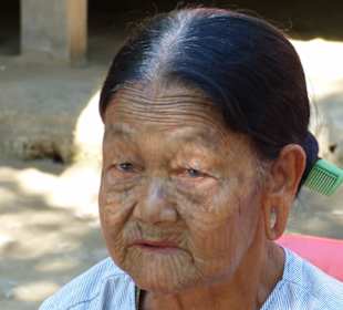 Trad. Tätowierung der Chinfrauen