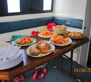 Hummer und Chicken essen auf der Yacht