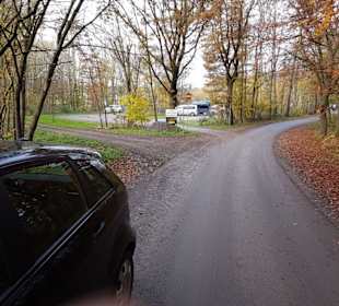 Hier geht es herunter zum Wanderparkplatz   B58