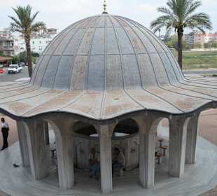 Reinigungsbrunnen vor der Moschee