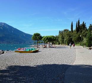 Am Strand von Limone