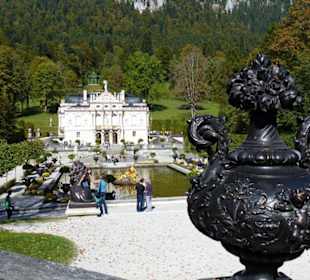 Blick auf das Schloss von einem Terrassengarten 