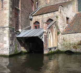 Blick vom Wasser zum Hospital 