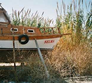 Einsames Boot am Strand