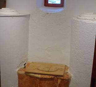 Uralt WC mit Wasserspülung (Behälter links und rec