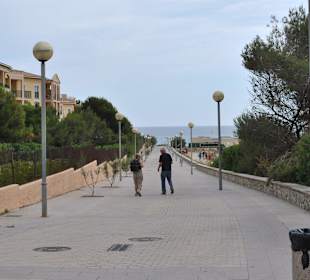 Die schöne Promenade auf dem Weg zum Strand